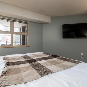 https://creekside-slopeside-1br-with-pool-hot-tub-bbq.hotels-of-whistler.com